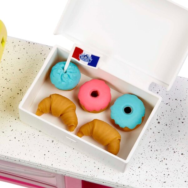 Barbie It Takes Two Gebäckschachtel mit 18 Zubehörteilen und 3 Farben Modelliermasse