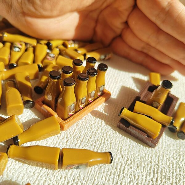Set 10 Bottiglie Miniature Gialle 1:12 Accessori Decorativi per Casa delle Bambole