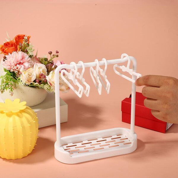Mini-Gürtel- und Kleiderhalter-Set für weiße Lyreh-Kunststoffpuppen