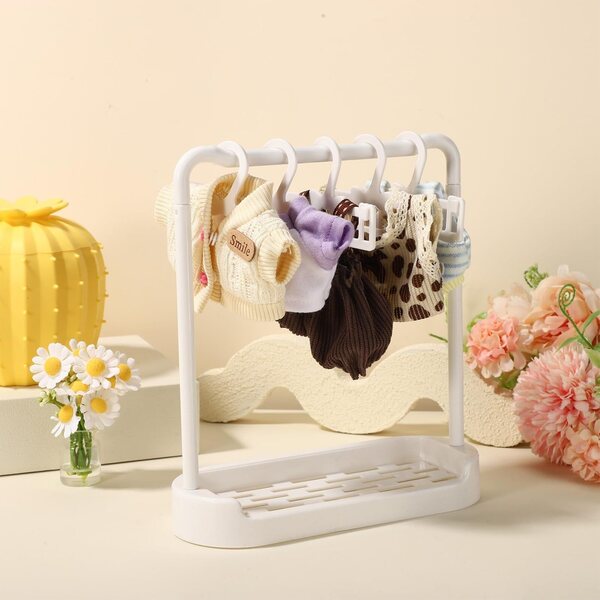 Mini-Gürtel- und Kleiderhalter-Set für weiße Lyreh-Kunststoffpuppen