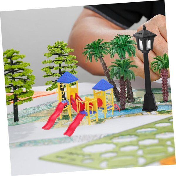 Miniatur-Rodel-Puppenhausspiel – Farbiger Kunststoff im Maßstab 1:75