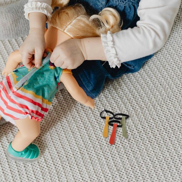 Toddmomy 3 vorgeknüpfte Miniatur-Krawatten für Puppen, 3 Farben, widerstandsfähig und weich