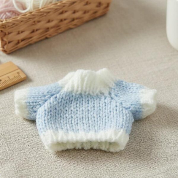 Gestrickter Minipullover für Puppen und Stofftiere aus weicher Wolle, Grau, Blau und Weiß