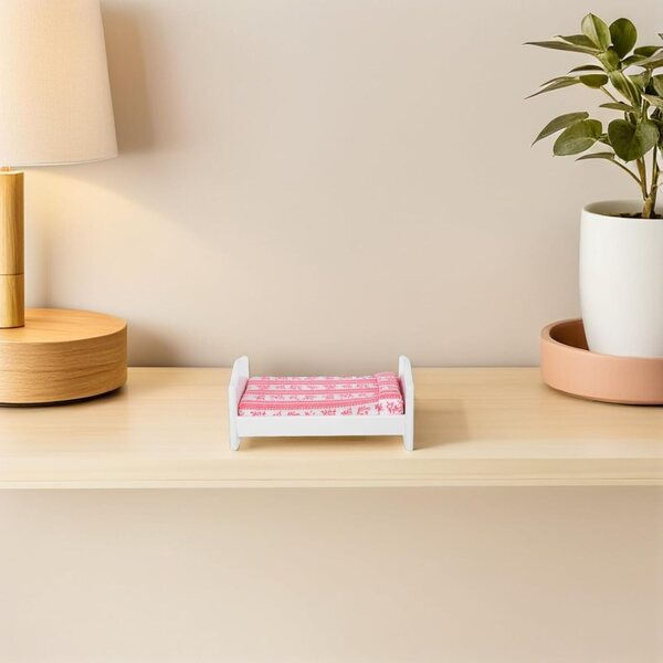 Miniatur-Bett mit roten und weißen Streifen für das Puppenhaus – tragbares und dekoratives Accessoire