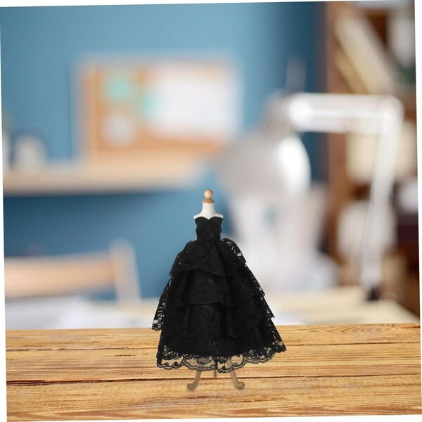 Set aus 2 handgefertigten Puppenhochzeitskleidern aus weißer Spitze – Miniaturkleider
