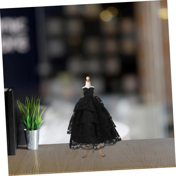 Set aus 2 handgefertigten Puppenhochzeitskleidern aus weißer Spitze – Miniaturkleider