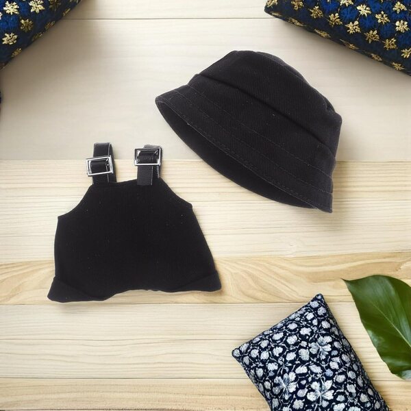 Set Salopette e Cappello Nero per Bambole – Accessori Miniature per Giochi Creativi