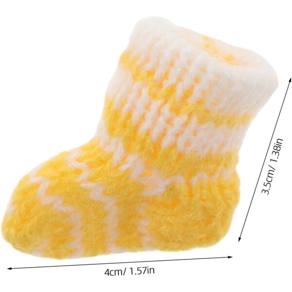 Set mit 10 warmen und farbenfrohen Mini-Socken für Puppen – Winterzubehör für Puppenhäuser