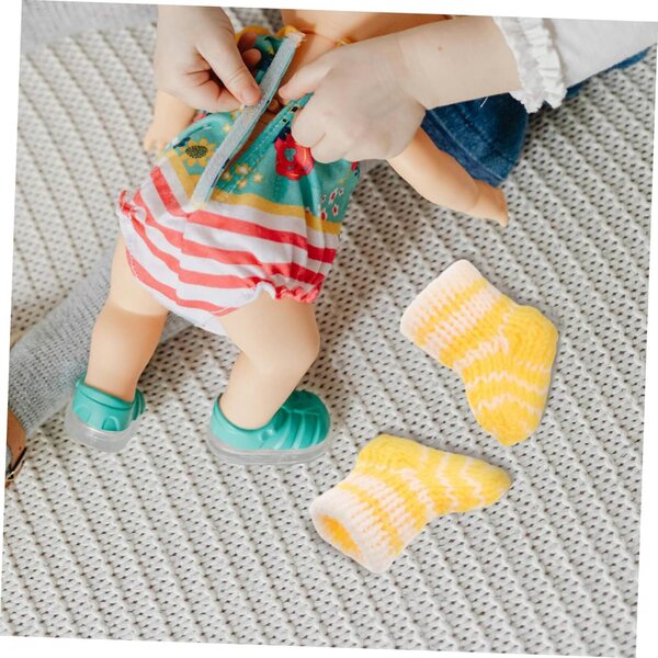 Set mit 10 warmen und farbenfrohen Mini-Socken für Puppen – Winterzubehör für Puppenhäuser