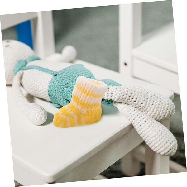 Set mit 10 warmen und farbenfrohen Mini-Socken für Puppen – Winterzubehör für Puppenhäuser