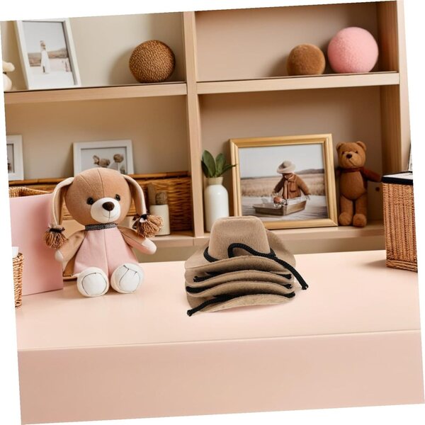 Set 4 Mini Cappelli Cowboy Beige in Feltro per Bambole, Accessori Western Creativi
