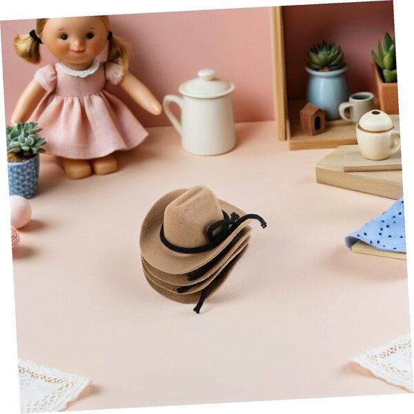 Set 4 Mini Cappelli Cowboy Beige in Feltro per Bambole, Accessori Western Creativi