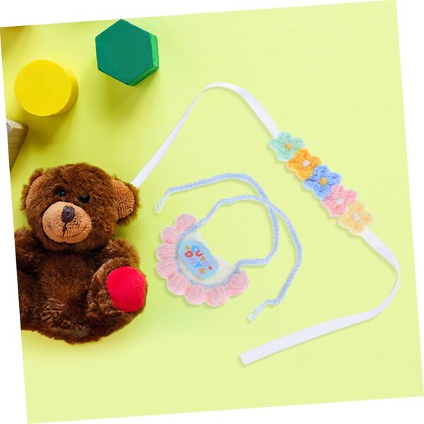 Set vestiti tricotati per bambole con bavaglino e fascia floreale, accessori soffici per peluche e bambole da collezione