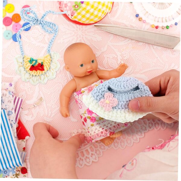 Puppenzubehör-Set: Blumenhut und Baumwolllätzchen für 17-cm-Puppen
