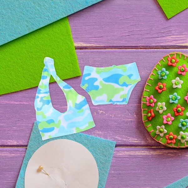 Set mit 4 farbigen Badeanzügen für Puppen von 28–30 cm – modische Sommer-Bikinis