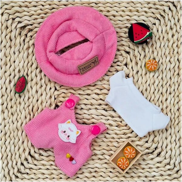 Kleidungsset für 17-cm-Puppe mit Unisex-Pink-Sheep-Hemd, Latzhose und Hut