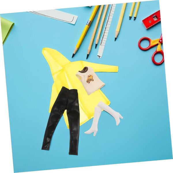 Gelbes Regenmantel-Set für Puppen mit Poncho, Weste, Hose und Stiefeln