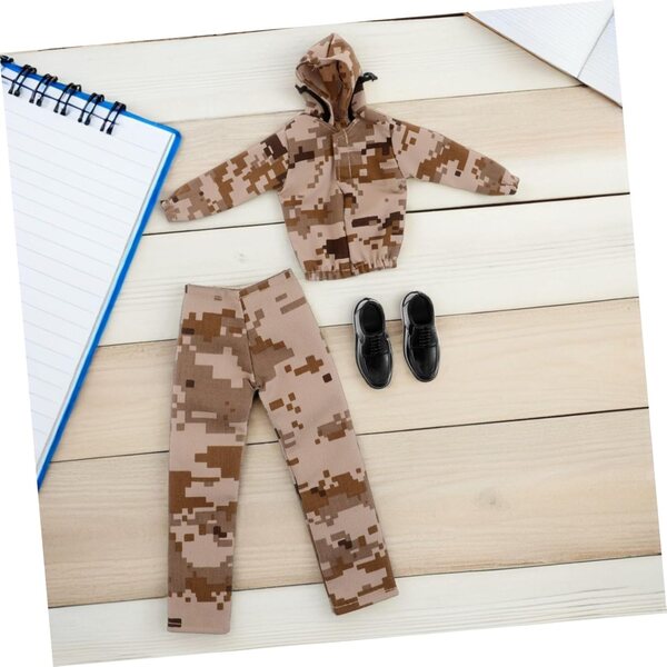 Completo vagamente militare per bambola ragazzo da 30 cm con felpa, pantaloni e sciarpa color kaki