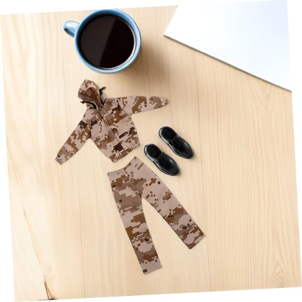 Completo vagamente militare per bambola ragazzo da 30 cm con felpa, pantaloni e sciarpa color kaki