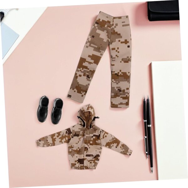 Completo vagamente militare per bambola ragazzo da 30 cm con felpa, pantaloni e sciarpa color kaki