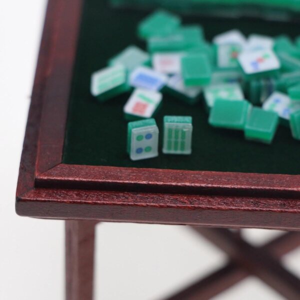 Miniatur-Mahjong-Set im Maßstab 1:12 für Puppenhäuser mit Holztisch und Stühlen