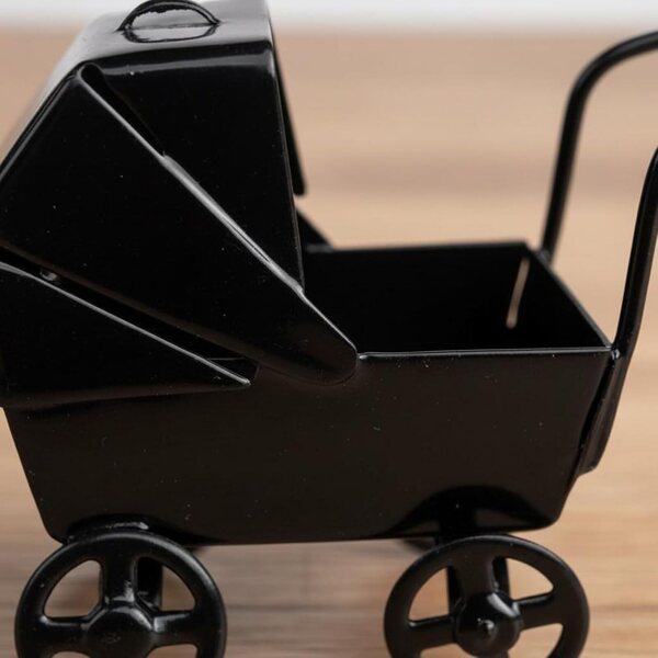 Miniatur-Kinderwagen aus Metall im Maßstab 1:12, klassisches rosa Design für Puppenhaus