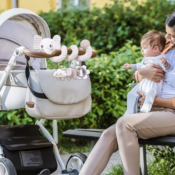 Babyautositz und Kinderwagenspielzeug mit bunten Tiermustern
