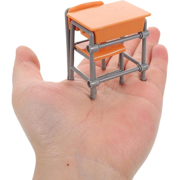 Set 4 Pezzi Mobili Scolastici Miniatura Scrivanie e Sedie per Casa delle Bambole