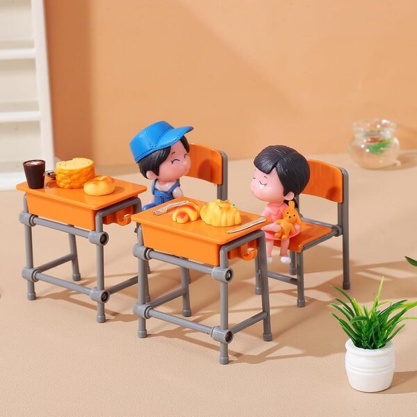 Set 4 Pezzi Mobili Scolastici Miniatura Scrivanie e Sedie per Casa delle Bambole