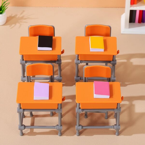 Set 4 Pezzi Mobili Scolastici Miniatura Scrivanie e Sedie per Casa delle Bambole