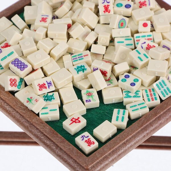 Set Miniatura Tavolo e Sedie Mahjong per Casa delle Bambole in Plastica 8,7x4x4 cm