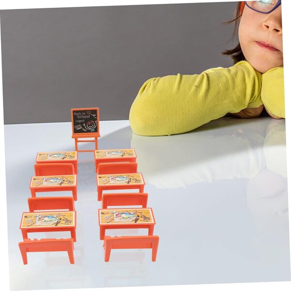 Miniatur-Schulmöbel-Set für 2 Klassen, 13-teilig, Tisch, Tafel, Stühle, Dekoration