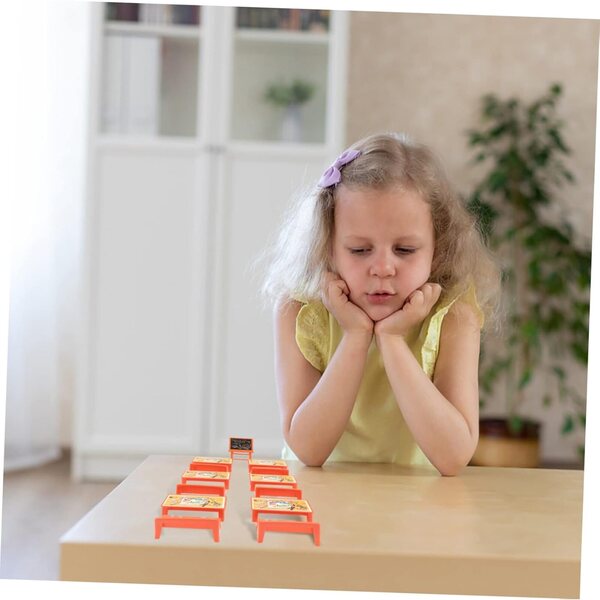 Miniatur-Schulmöbel-Set für 2 Klassen, 13-teilig, Tisch, Tafel, Stühle, Dekoration