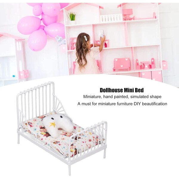 Mini letto metallizzato in scala 1:12 per casa delle bambole con cuscino decorativo bianco