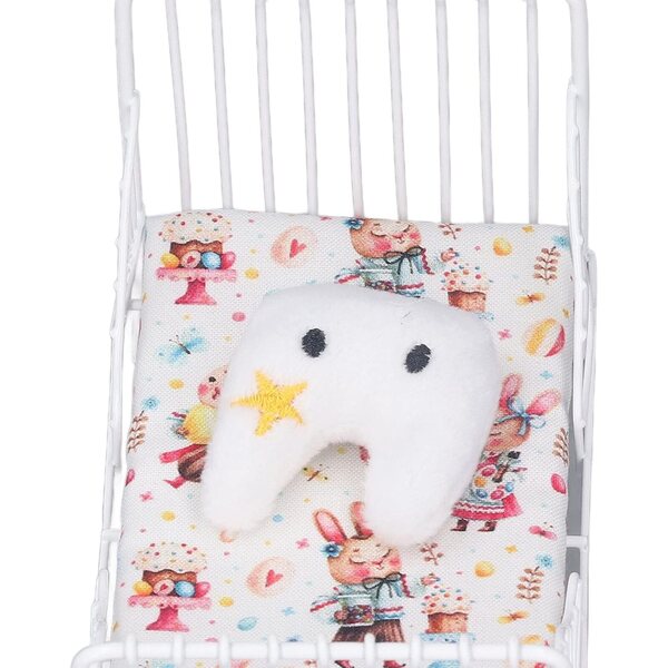 Mini letto metallizzato in scala 1:12 per casa delle bambole con cuscino decorativo bianco