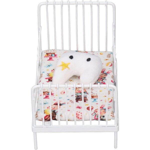 Mini letto metallizzato in scala 1:12 per casa delle bambole con cuscino decorativo bianco