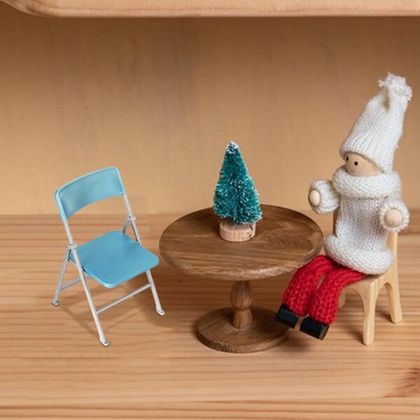Lebensechter Miniatur-Klappstuhl aus PVC im Maßstab 1:6. Vielseitiger Ständer für Dekoration und Präsentation