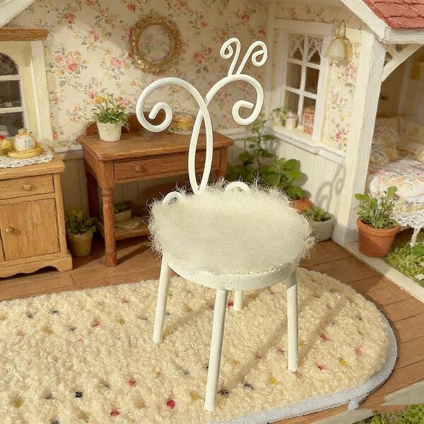 Mini-Eisenstuhl 1:12 für Puppenhaus – Designermöbel für Dioramen