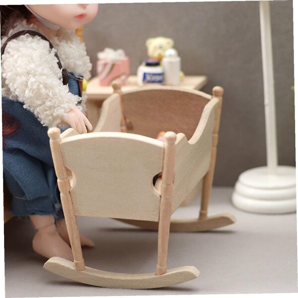 Mini Culla in Legno per Casa delle Bambole, Arredo Camera da Letto in Miniatura Beige
