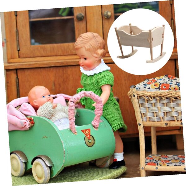 Beigefarbene Mini-Holzwiege für das Puppenhaus – realistisches dekoratives Accessoire