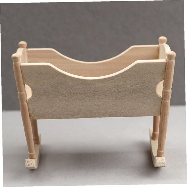 Beigefarbene Mini-Holzwiege für das Puppenhaus – realistisches dekoratives Accessoire