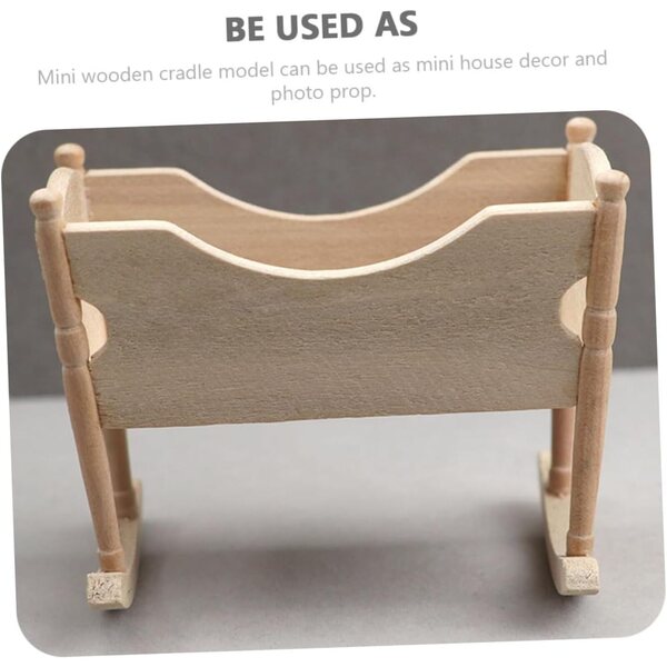 Beigefarbene Mini-Holzwiege für das Puppenhaus – realistisches dekoratives Accessoire