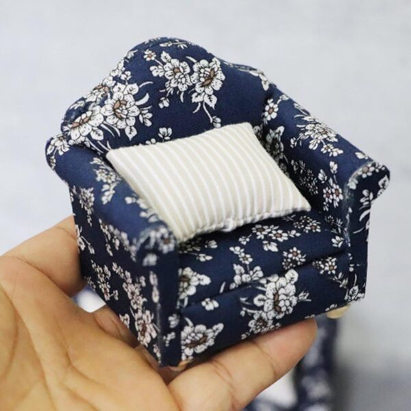 Modernes Puppenhaus-Miniatursofa mit gemusterten Kissen, Maßstab 1:12