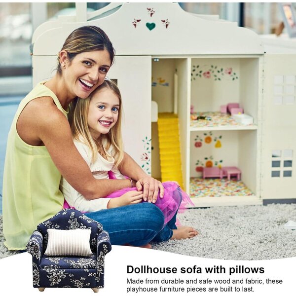 Modernes Puppenhaus-Miniatursofa mit gemusterten Kissen, Maßstab 1:12