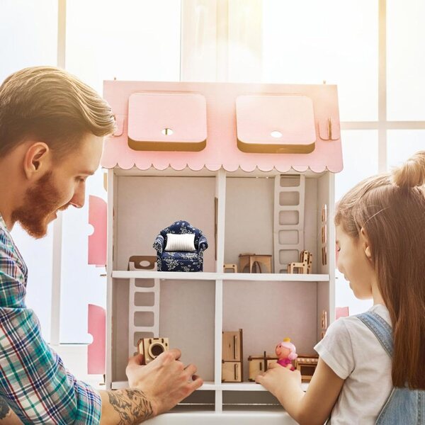 Modernes Puppenhaus-Miniatursofa mit gemusterten Kissen, Maßstab 1:12
