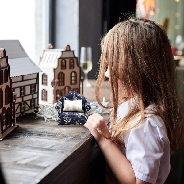 Modernes Puppenhaus-Miniatursofa mit gemusterten Kissen, Maßstab 1:12