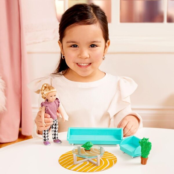 Set da soggiorno urbano per mini-doll Lori 16 cm: divano, tavolo, tappeto e pianta