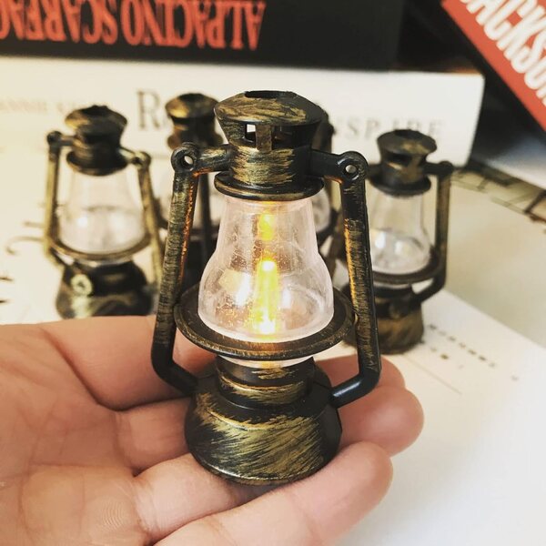 1/12 1/6 Puppenhaus Miniatur-Petroleumlampe mit eingebautem Licht