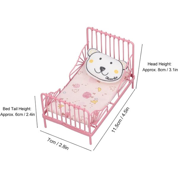 1:12 Puppenhaus-Metallbett mit realistischen dekorativen Accessoires