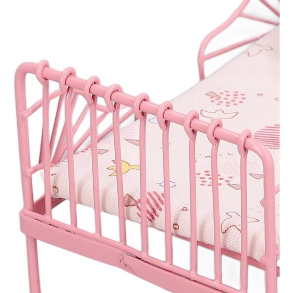 1:12 Puppenhaus-Metallbett mit realistischen dekorativen Accessoires